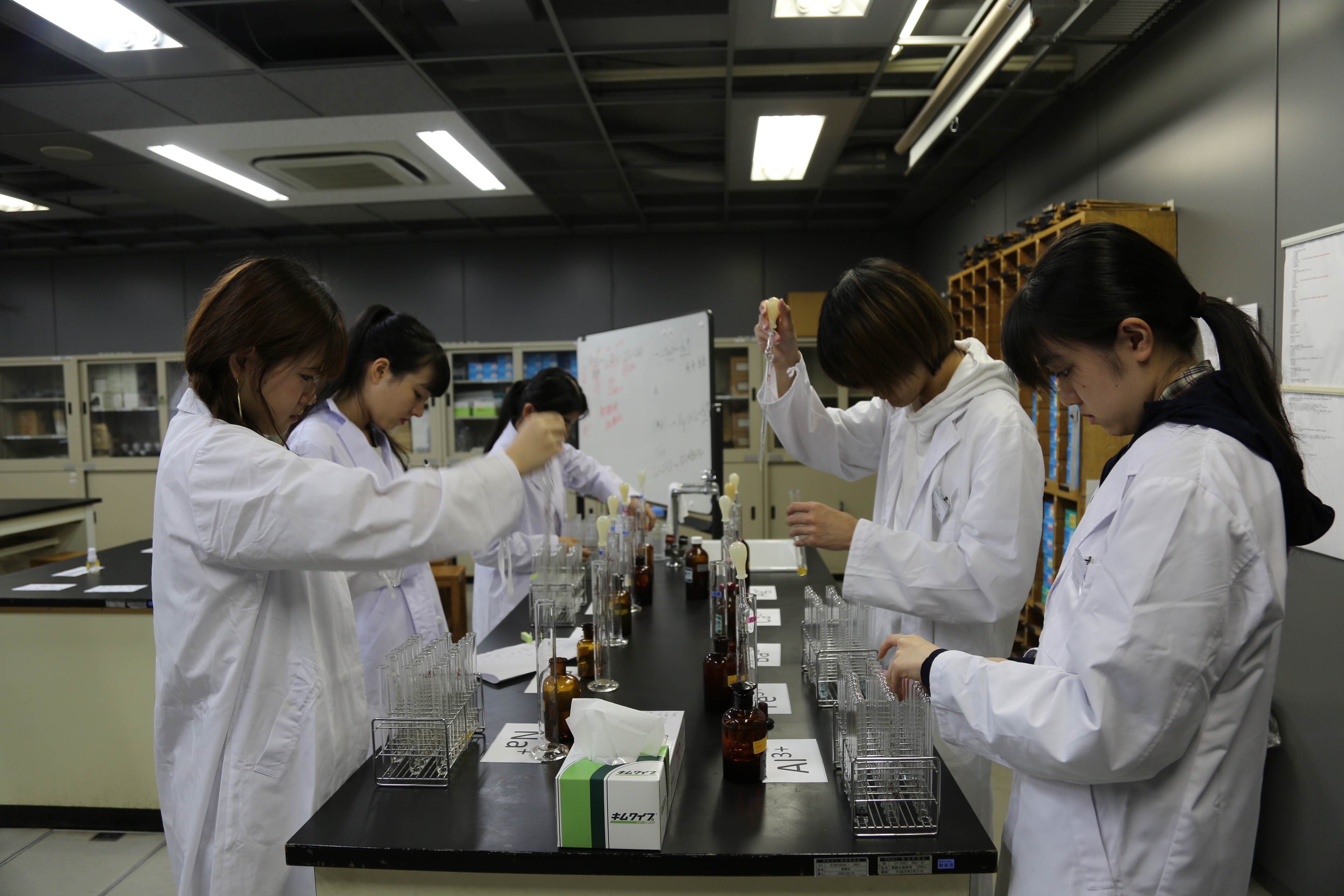 化学の魅力を実体験する化学ラボワークの授業風景