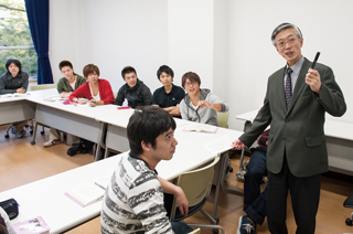 ゼミの仲間と自主的な学習ができる01