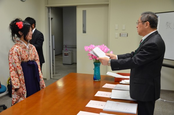 写真　教員免許状授与(1)