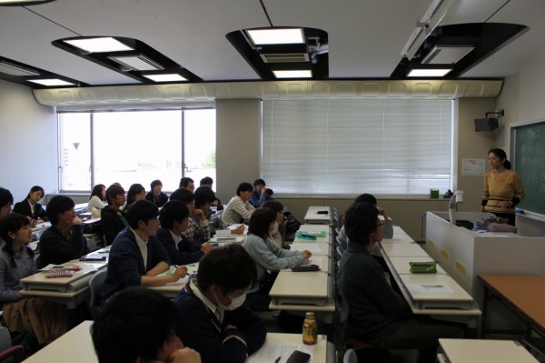 「文化の差異とは」の授業回では、食習慣の違い（宗教による摂食制限から目玉焼きやグレープフルーツの食べ方まで）も話題になり、学生たちは日々の生活でもさまざまな異文化を経験していたことに気づきました。